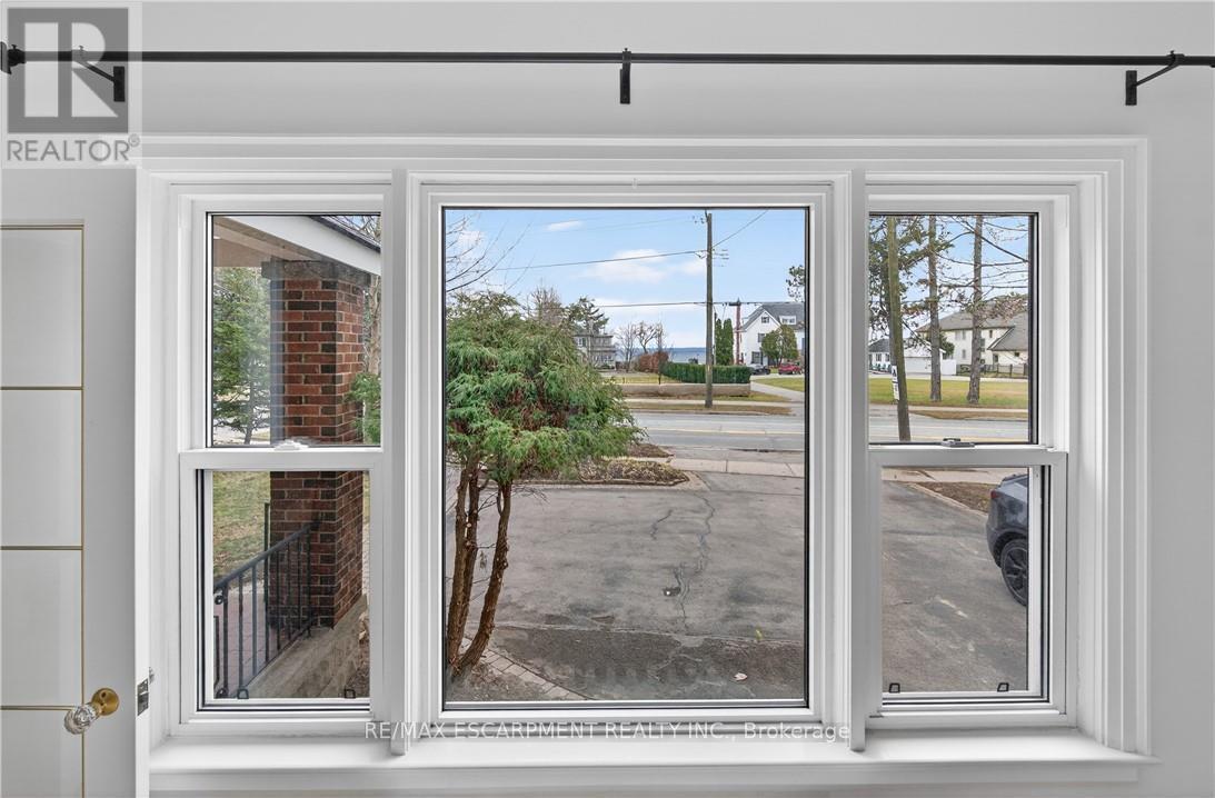 2317 Lakeshore Road, Burlington, Ontario  L7R 1B3 - Photo 10 - W12886836