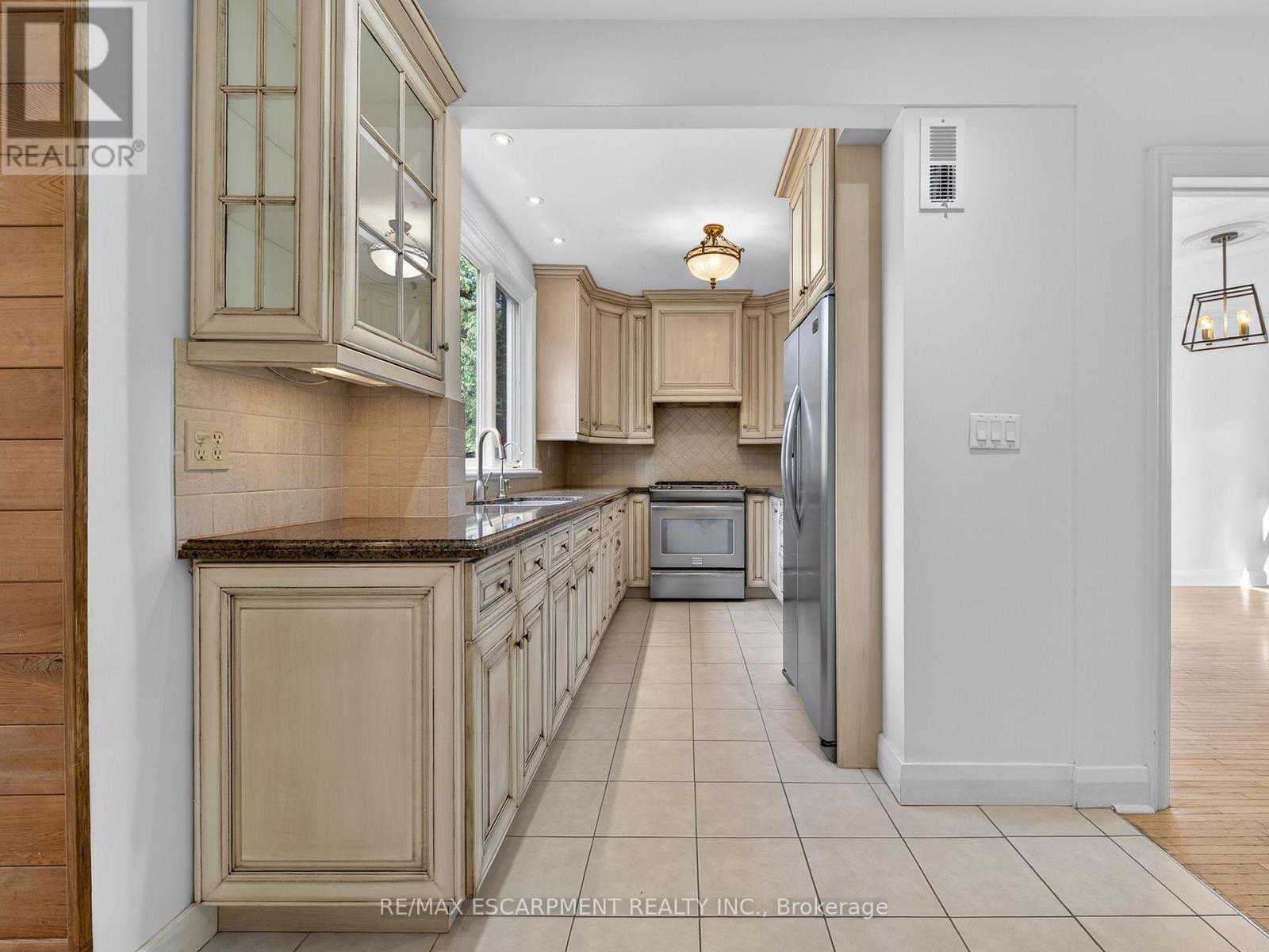 2317 Lakeshore Road, Burlington, Ontario  L7R 1B3 - Photo 16 - W12886836