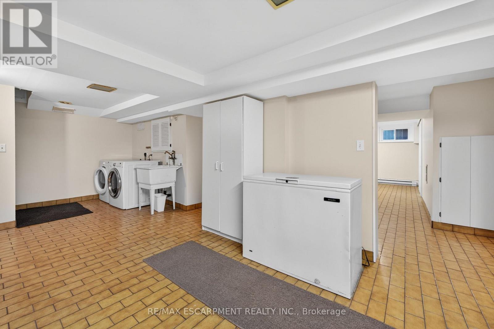 2317 Lakeshore Road, Burlington, Ontario  L7R 1B3 - Photo 38 - W12886836