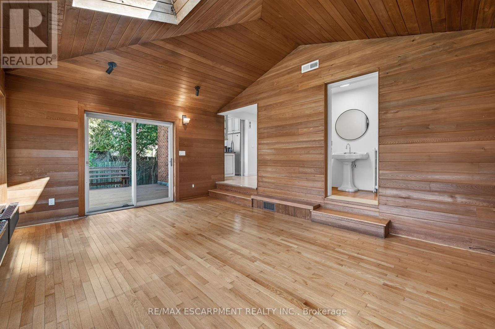 2317 Lakeshore Road, Burlington, Ontario  L7R 1B3 - Photo 21 - W12886836