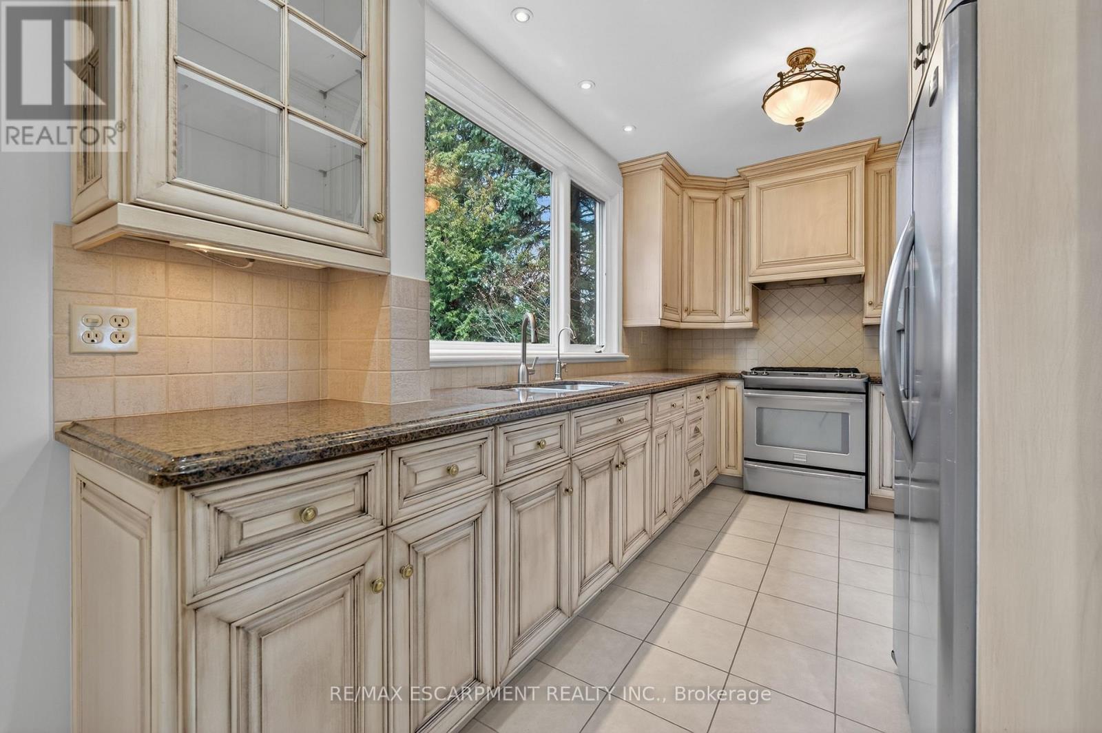 2317 Lakeshore Road, Burlington, Ontario  L7R 1B3 - Photo 17 - W12886836