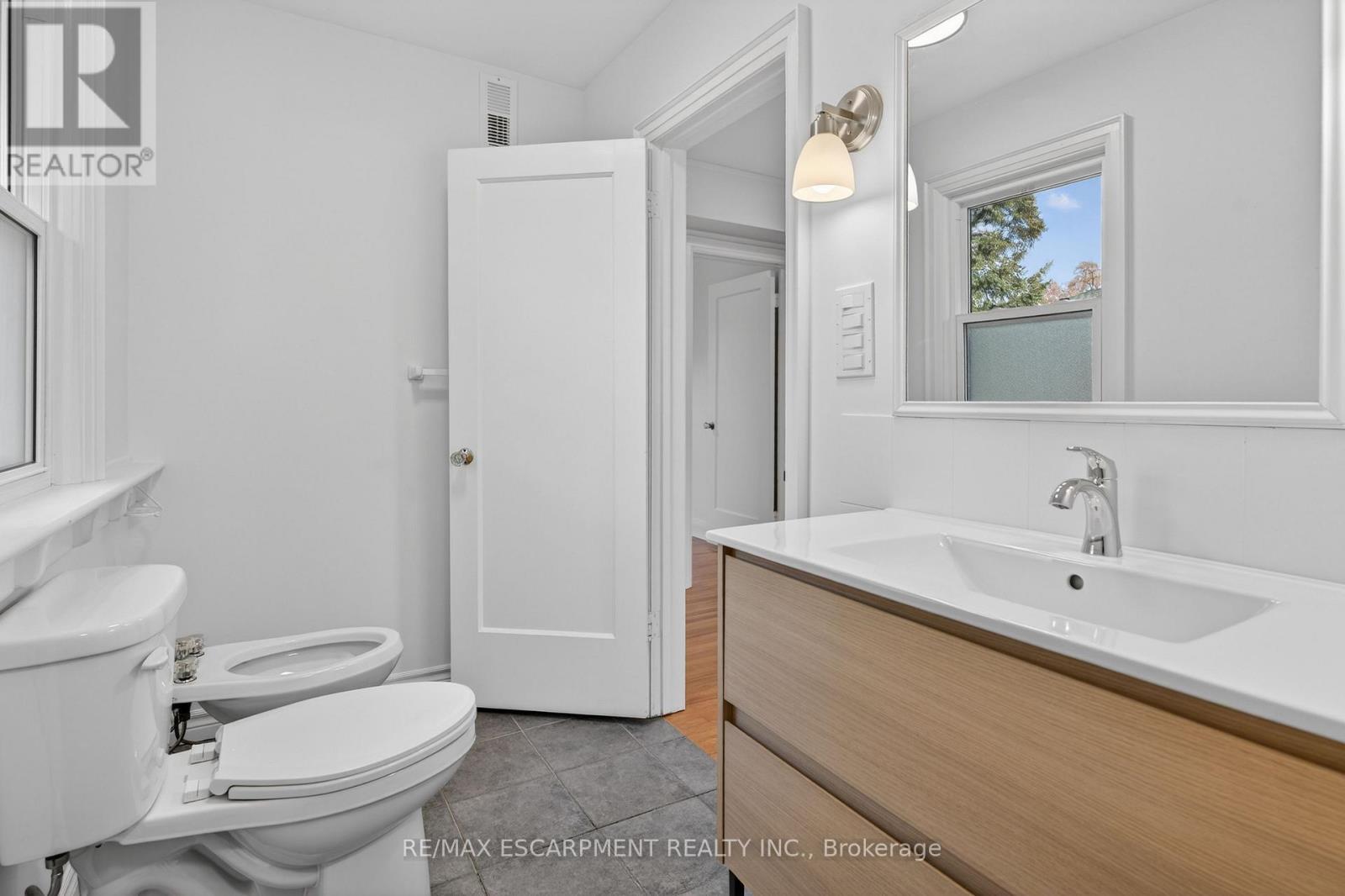 2317 Lakeshore Road, Burlington, Ontario  L7R 1B3 - Photo 30 - W12886836