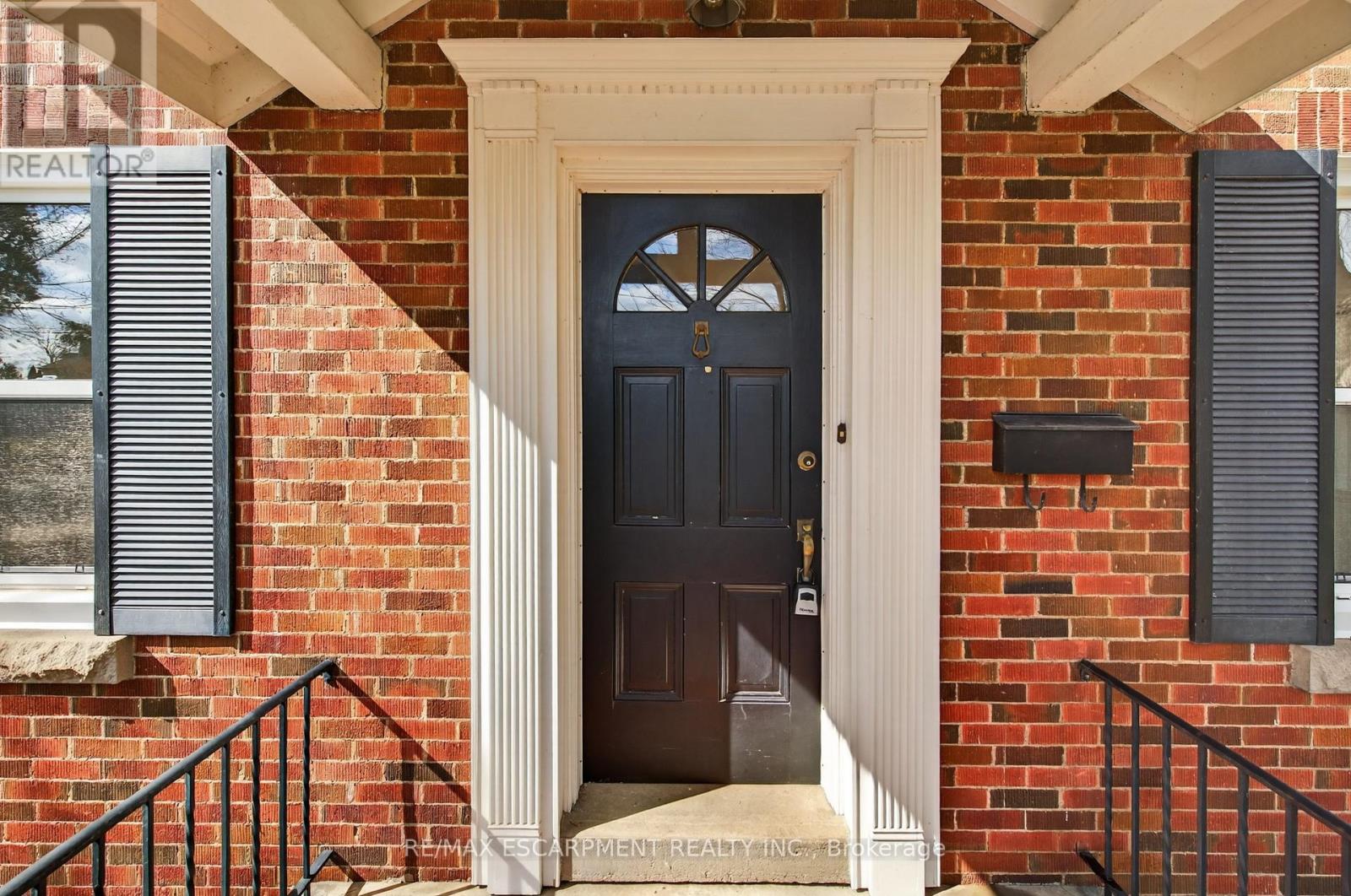 2317 Lakeshore Road, Burlington, Ontario  L7R 1B3 - Photo 6 - W12886836