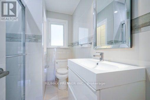 540 Third Line, Oakville, Ontario  L6L 4A7 - Photo 4 - W12893908