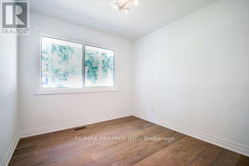 540 Third Line, Oakville, Ontario  L6L 4A7 - Photo 5 - W12893908