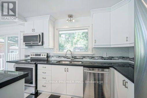 540 Third Line, Oakville, Ontario  L6L 4A7 - Photo 7 - W12893908