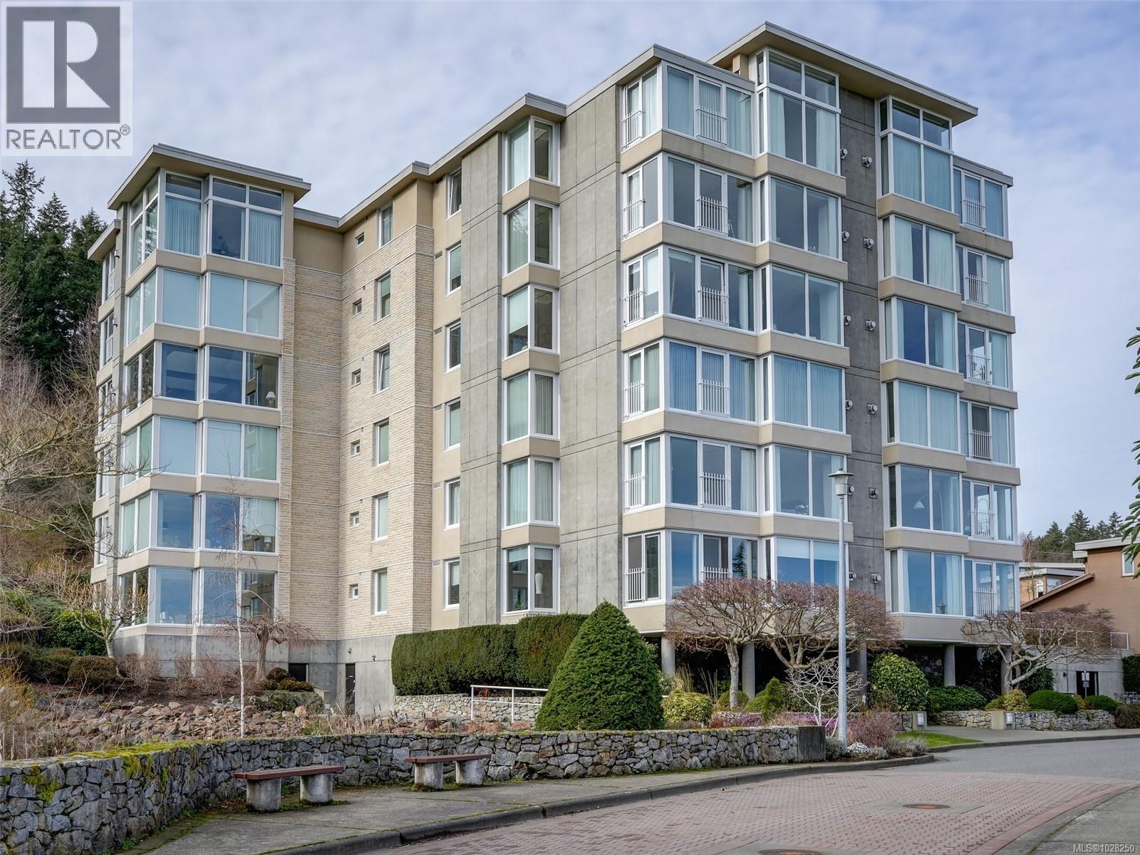 303 5350 Sayward Hill Cres, Saanich, British Columbia