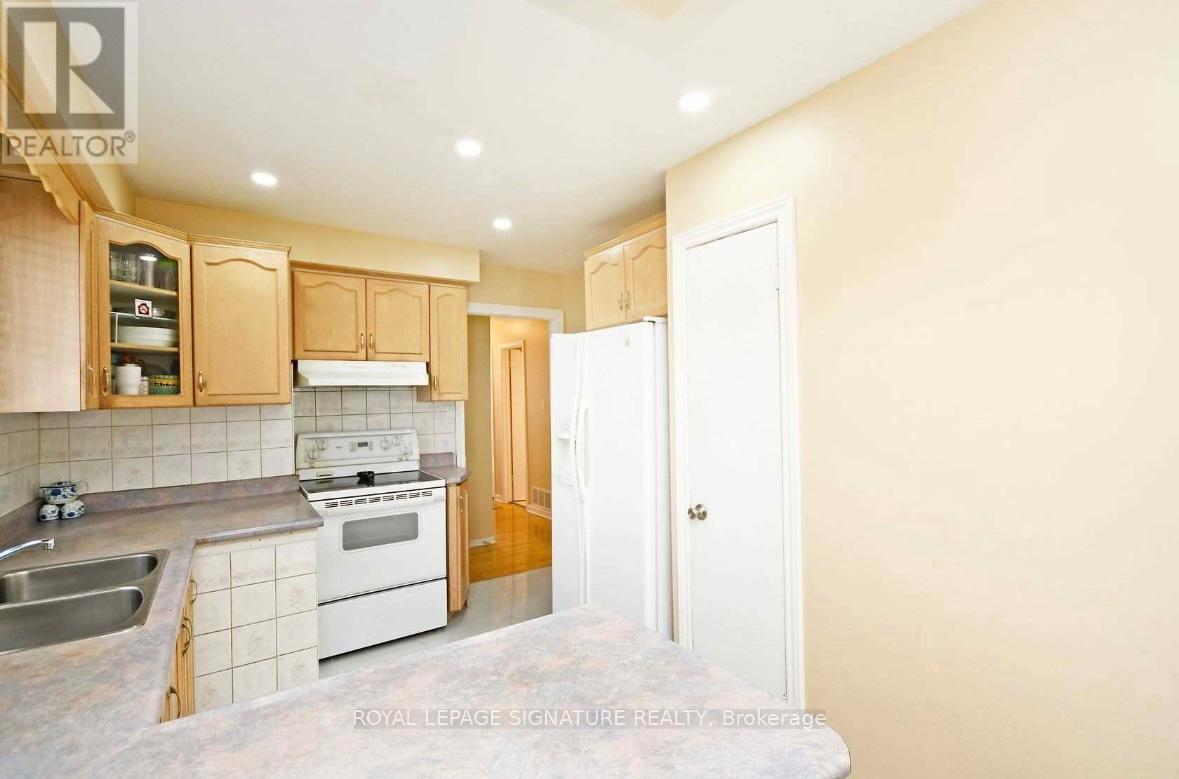 Main - 3424 Clara Drive, Mississauga (Malton), Ontario  L4T 2C7 - Photo 11 - W12893924