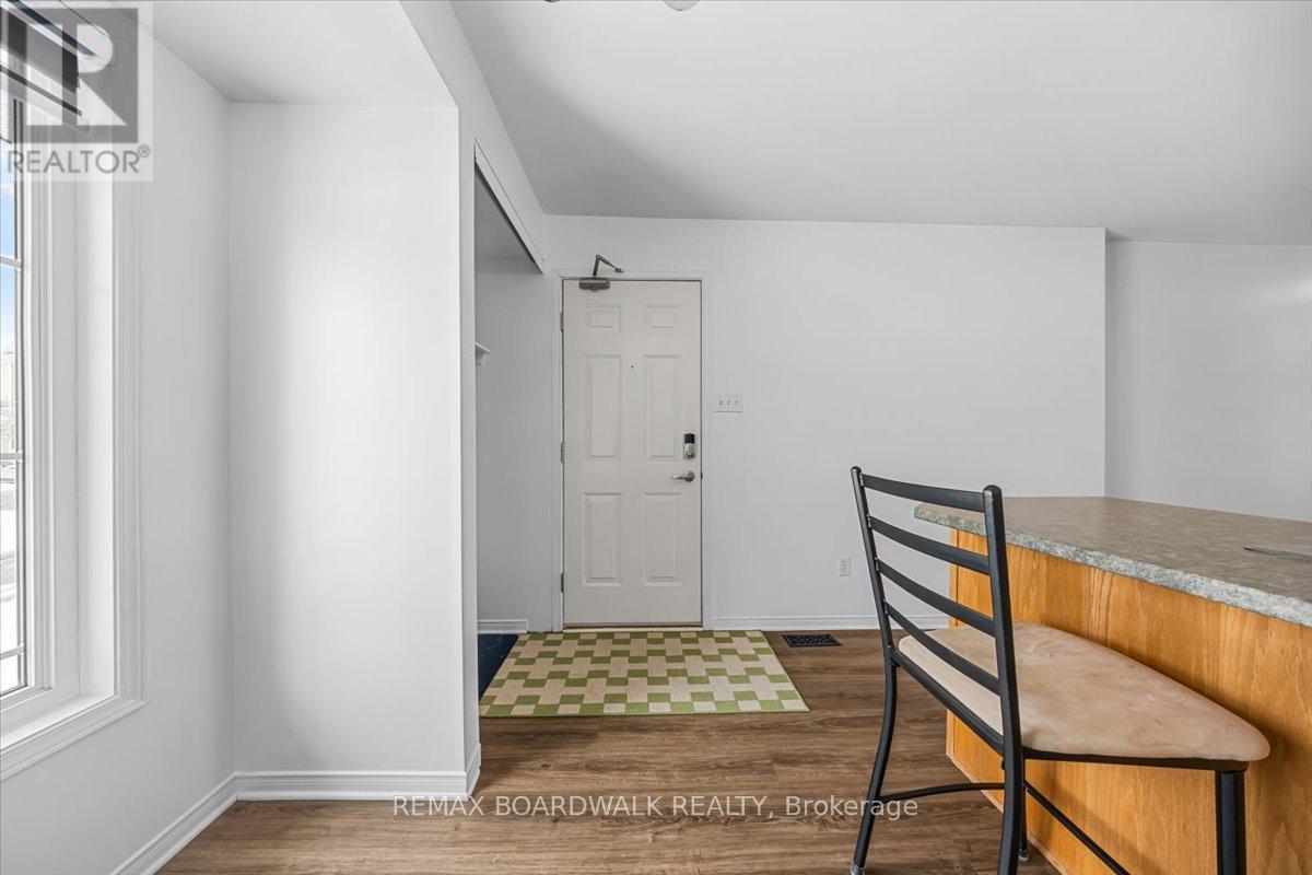 364 Crownridge Drive, Ottawa, Ontario  K2M 3A4 - Photo 3 - X12893956