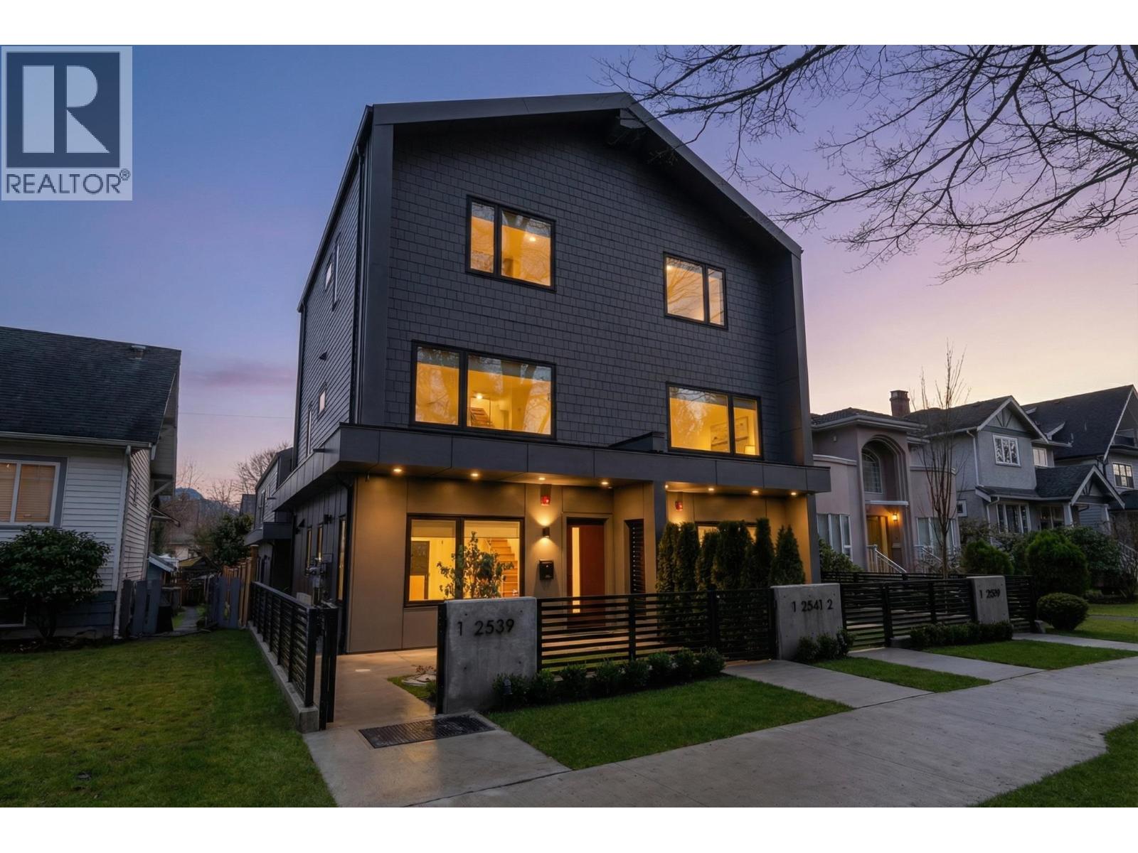 1 2539 Grant Street, Vancouver, British Columbia  V5K 3G6 - Photo 1 - R3100996