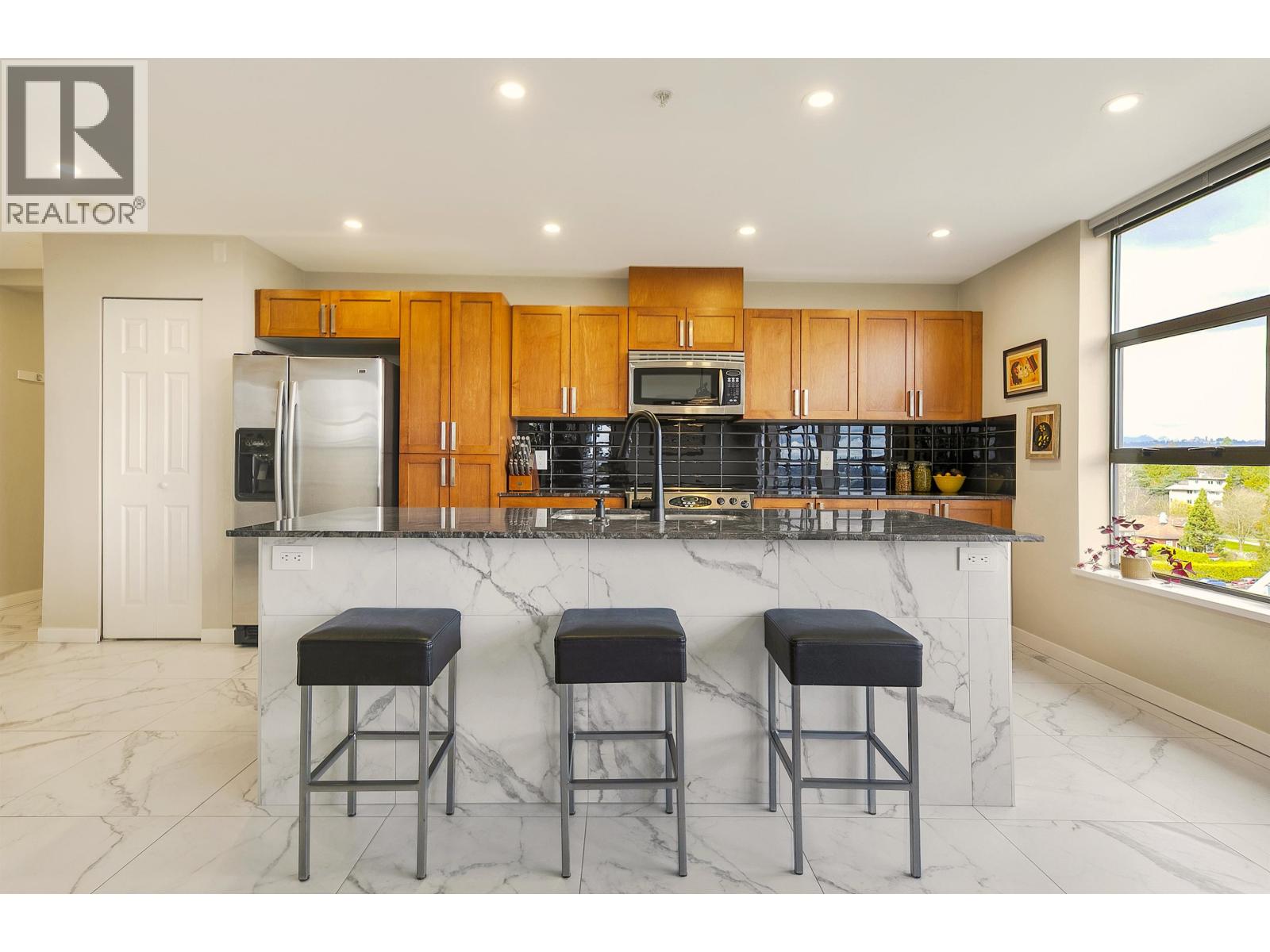 802 306 Sixth Street, New Westminster, British Columbia  V3L 0C9 - Photo 1 - R3098479