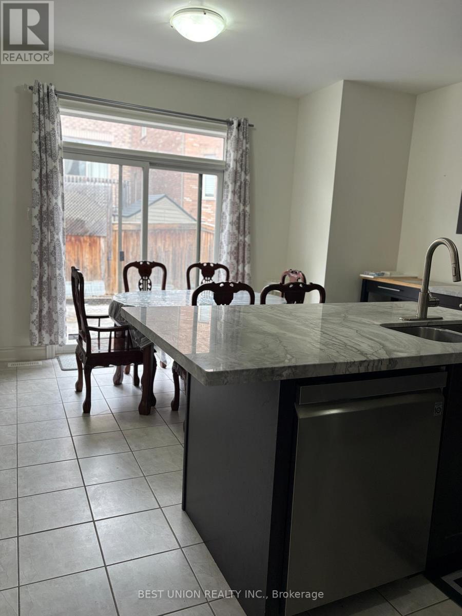 52 Manila Street, Markham, Ontario  L6C 0W2 - Photo 11 - N12894030