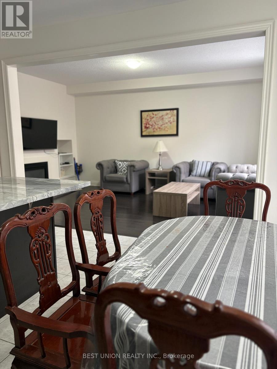 52 Manila Street, Markham, Ontario  L6C 0W2 - Photo 16 - N12894030