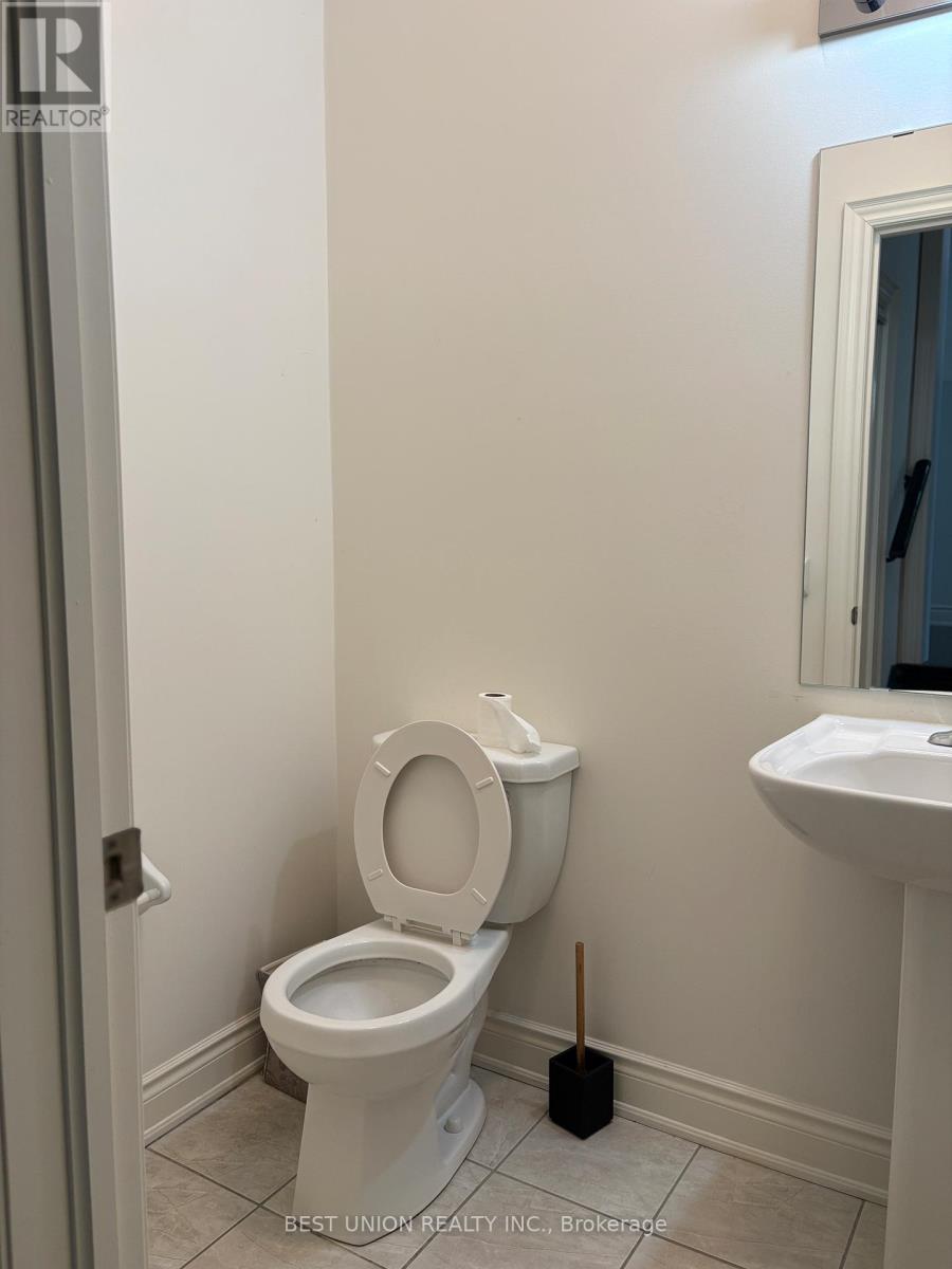 52 Manila Street, Markham, Ontario  L6C 0W2 - Photo 5 - N12894030