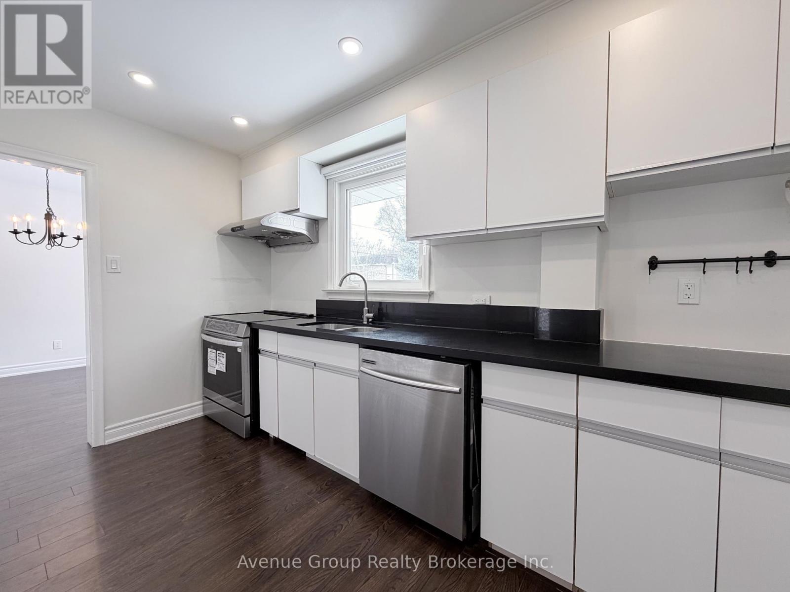 Upper - 190 Northwood Drive, Toronto, Ontario  M2M 2K4 - Photo 9 - C12693292