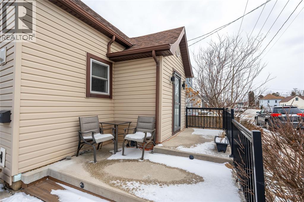 324 Queen Street, Wallaceburg, Ontario  N8A 1G6 - Photo 3 - 26003699