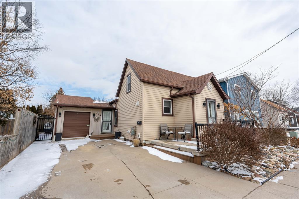 324 Queen Street, Wallaceburg, Ontario  N8A 1G6 - Photo 2 - 26003699