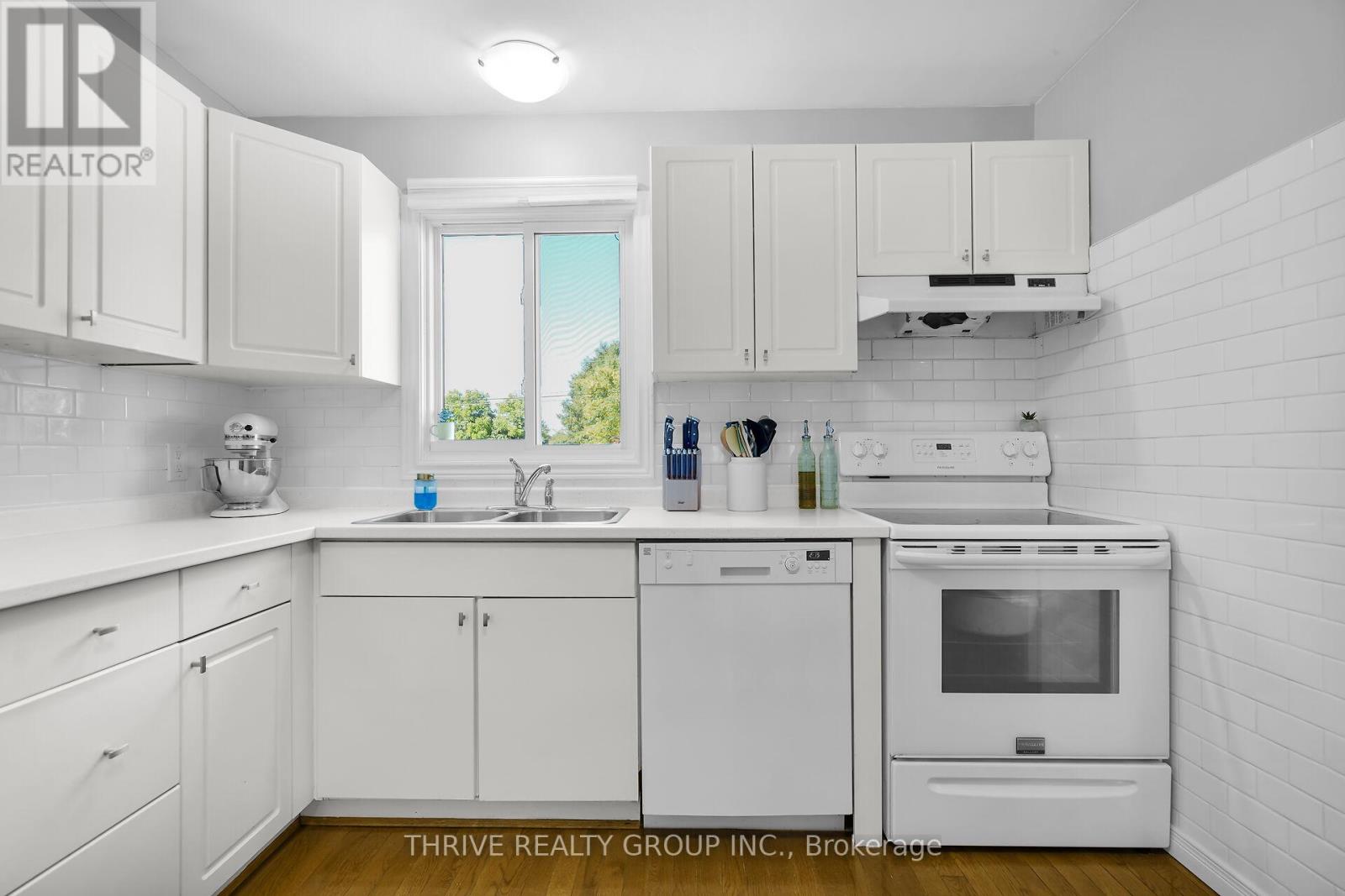 Photo 5 of 37 for 10 - 215 Commissioners Road W