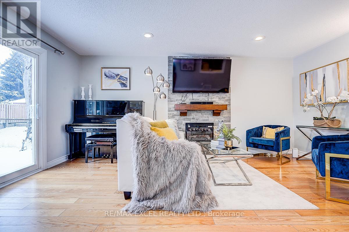 28 Holsworthy Crescent, Markham, Ontario  L3T 4C6 - Photo 10 - N12894080