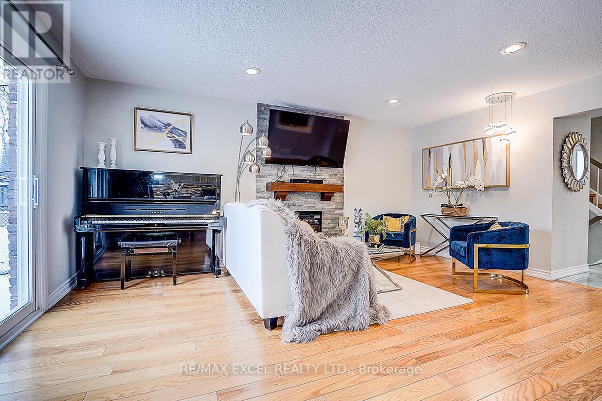 28 Holsworthy Crescent, Markham, Ontario  L3T 4C6 - Photo 12 - N12894080