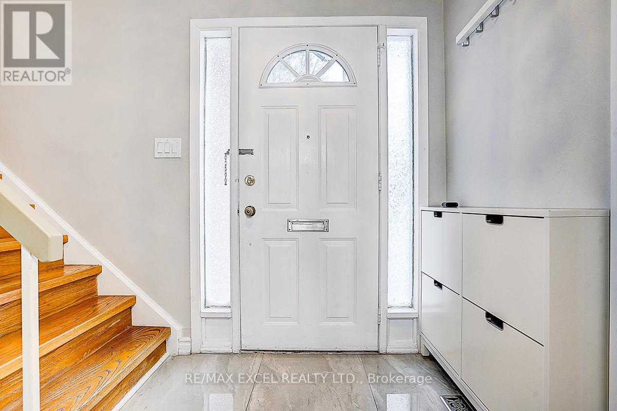 28 Holsworthy Crescent, Markham, Ontario  L3T 4C6 - Photo 4 - N12894080