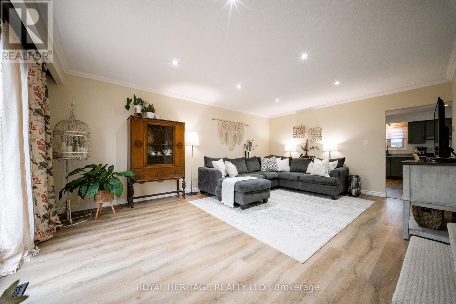 198 Barkley Crescent, Oshawa, Ontario  L1J 2E6 - Photo 3 - E12894100