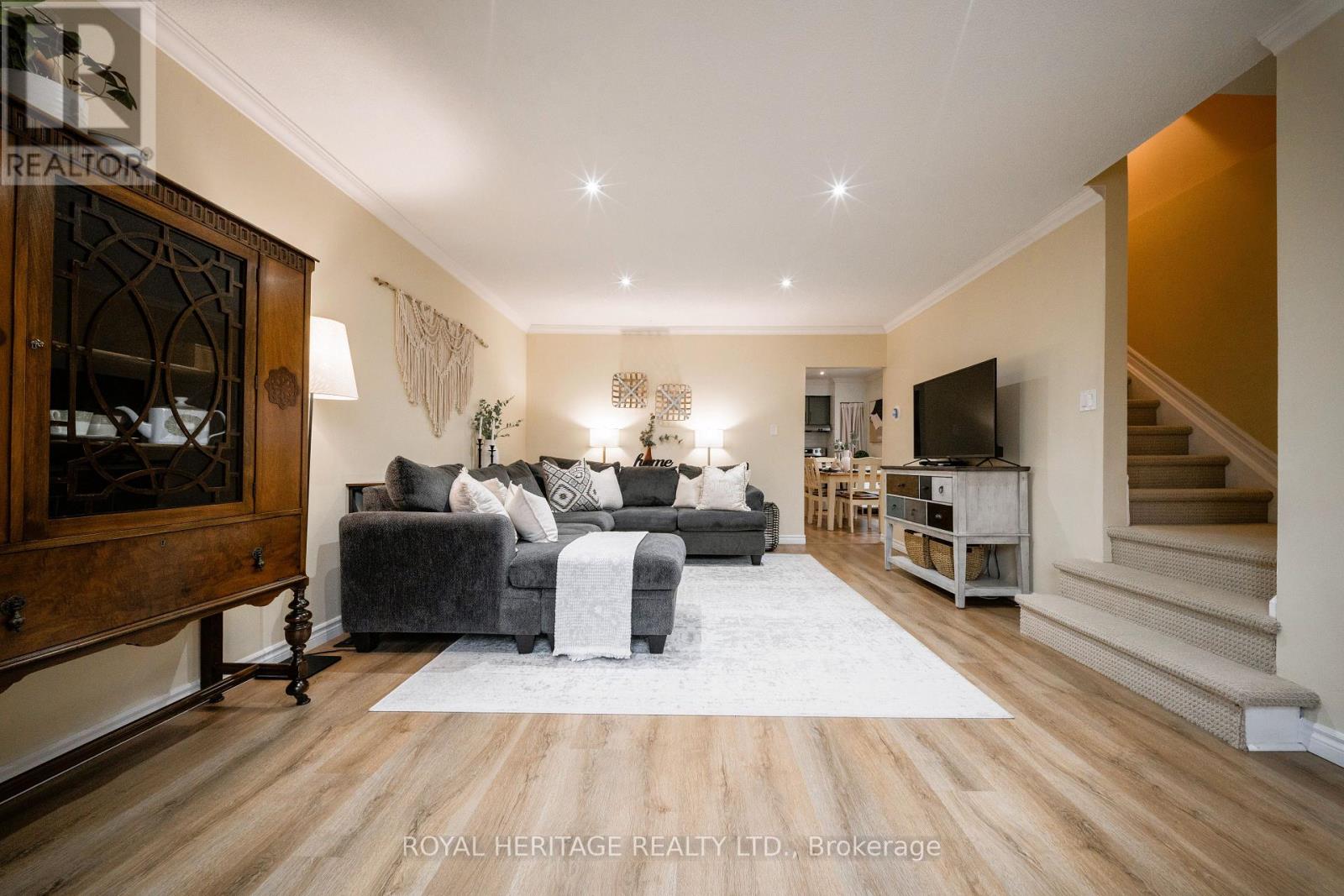 198 Barkley Crescent, Oshawa, Ontario  L1J 2E6 - Photo 4 - E12894100