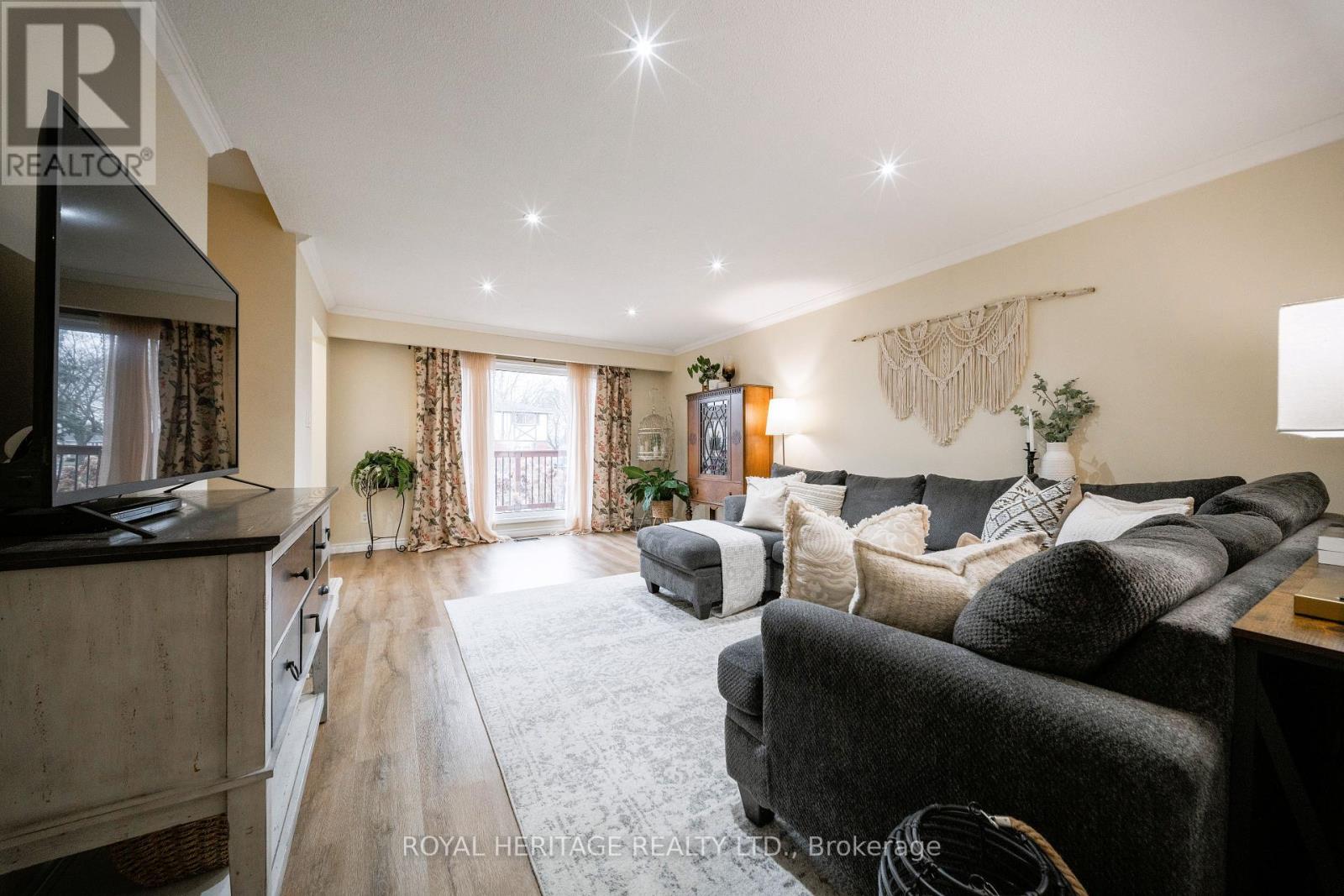 198 Barkley Crescent, Oshawa, Ontario  L1J 2E6 - Photo 5 - E12894100