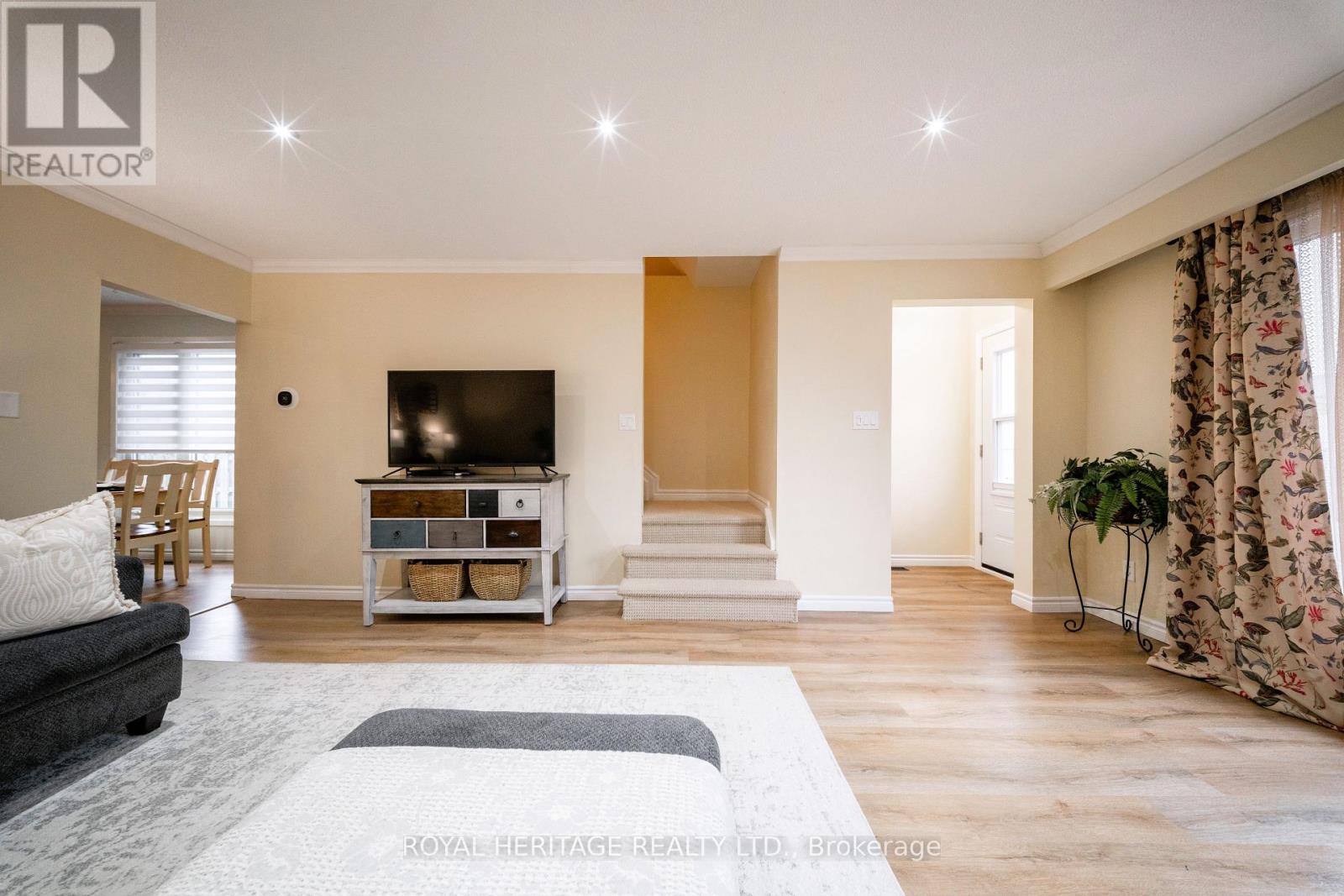 198 Barkley Crescent, Oshawa, Ontario  L1J 2E6 - Photo 6 - E12894100