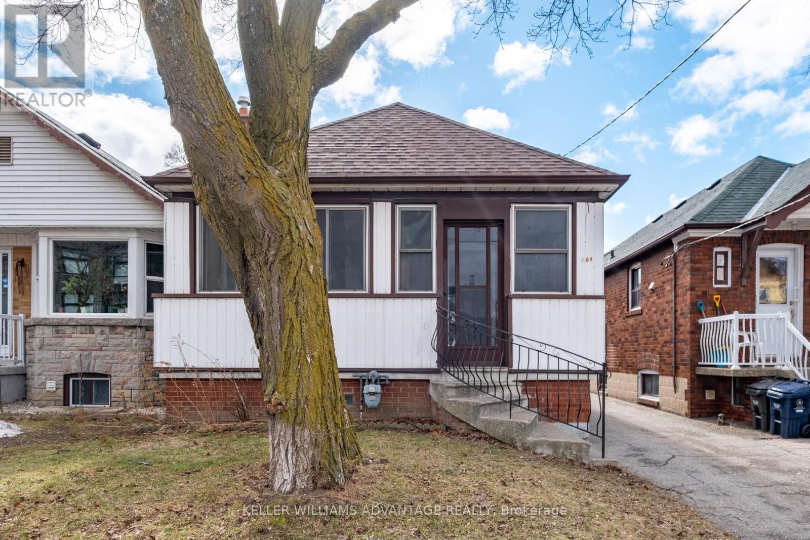 <div class="slider-price">$749,000</div><p>365 Whitmore Avenue, Toronto, Ontario</p>