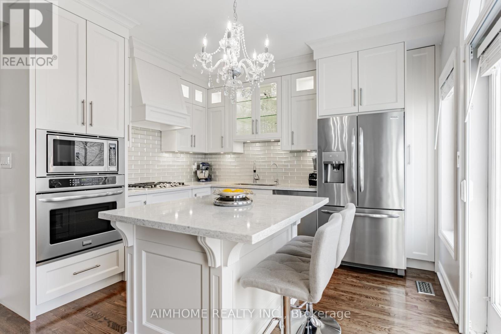 2 Brownstone Lane, Toronto, Ontario  M8X 2Z6 - Photo 11 - W12894142