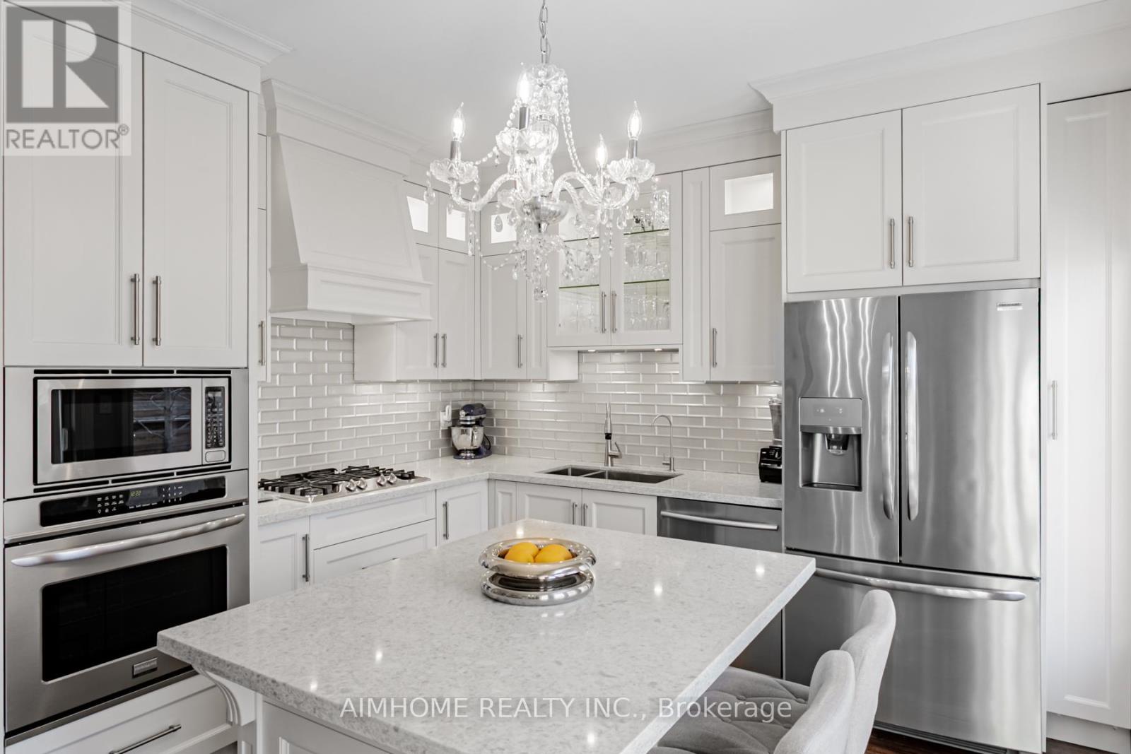 2 Brownstone Lane, Toronto, Ontario  M8X 2Z6 - Photo 12 - W12894142