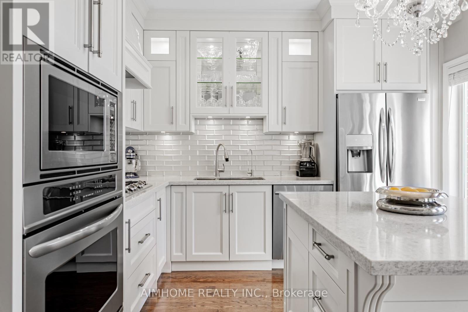 2 Brownstone Lane, Toronto, Ontario  M8X 2Z6 - Photo 13 - W12894142