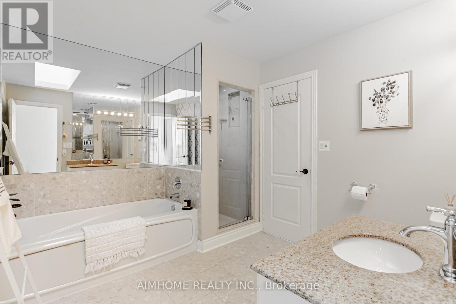 2 Brownstone Lane, Toronto, Ontario  M8X 2Z6 - Photo 23 - W12894142