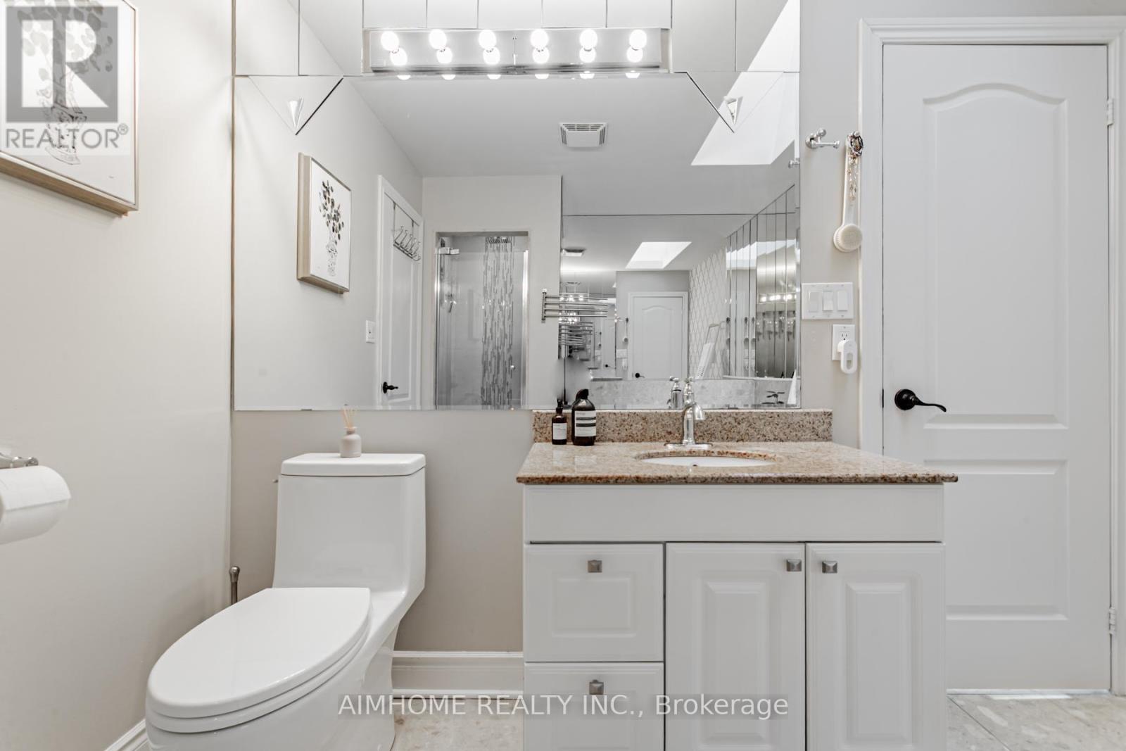 2 Brownstone Lane, Toronto, Ontario  M8X 2Z6 - Photo 24 - W12894142