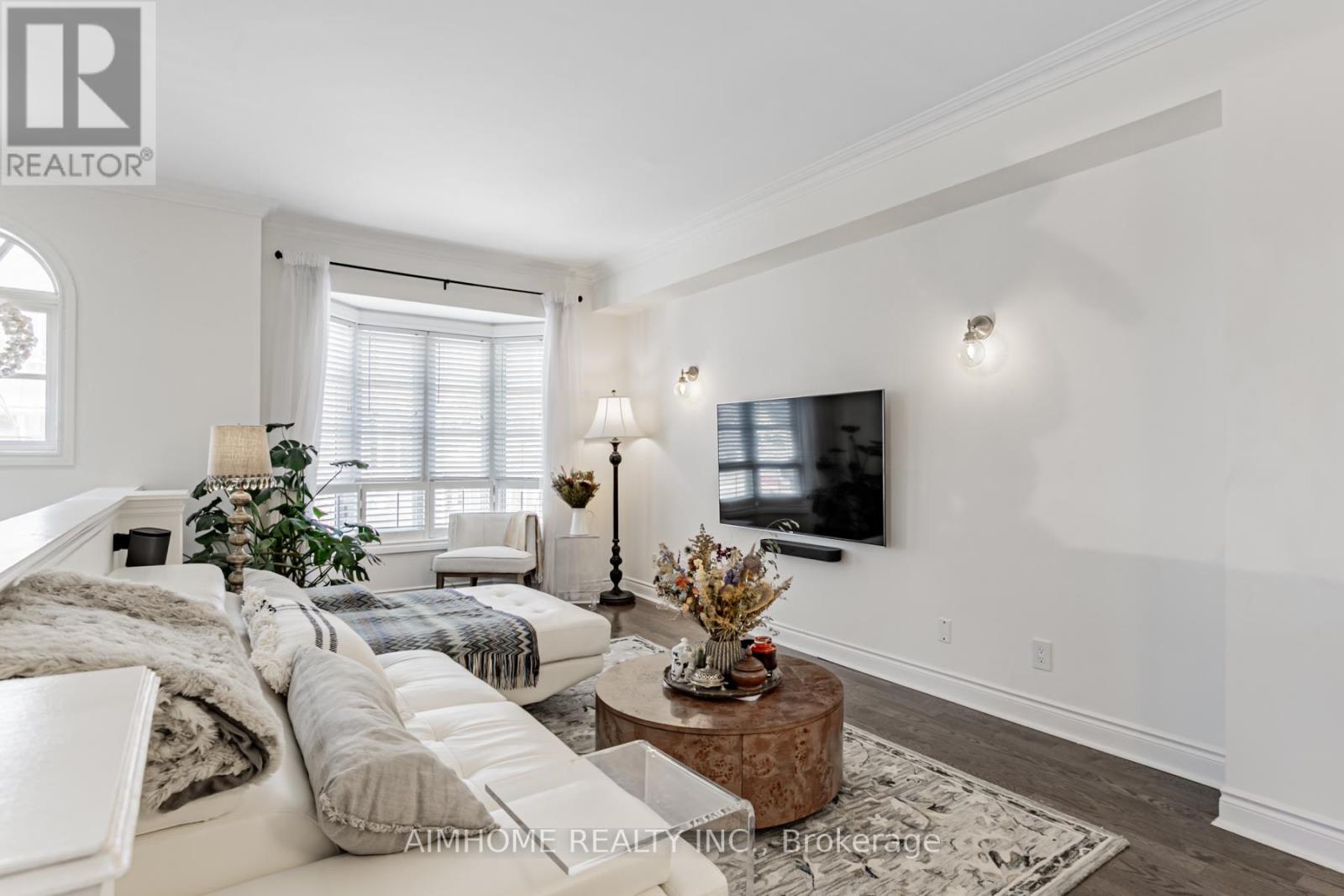 2 Brownstone Lane, Toronto, Ontario  M8X 2Z6 - Photo 3 - W12894142