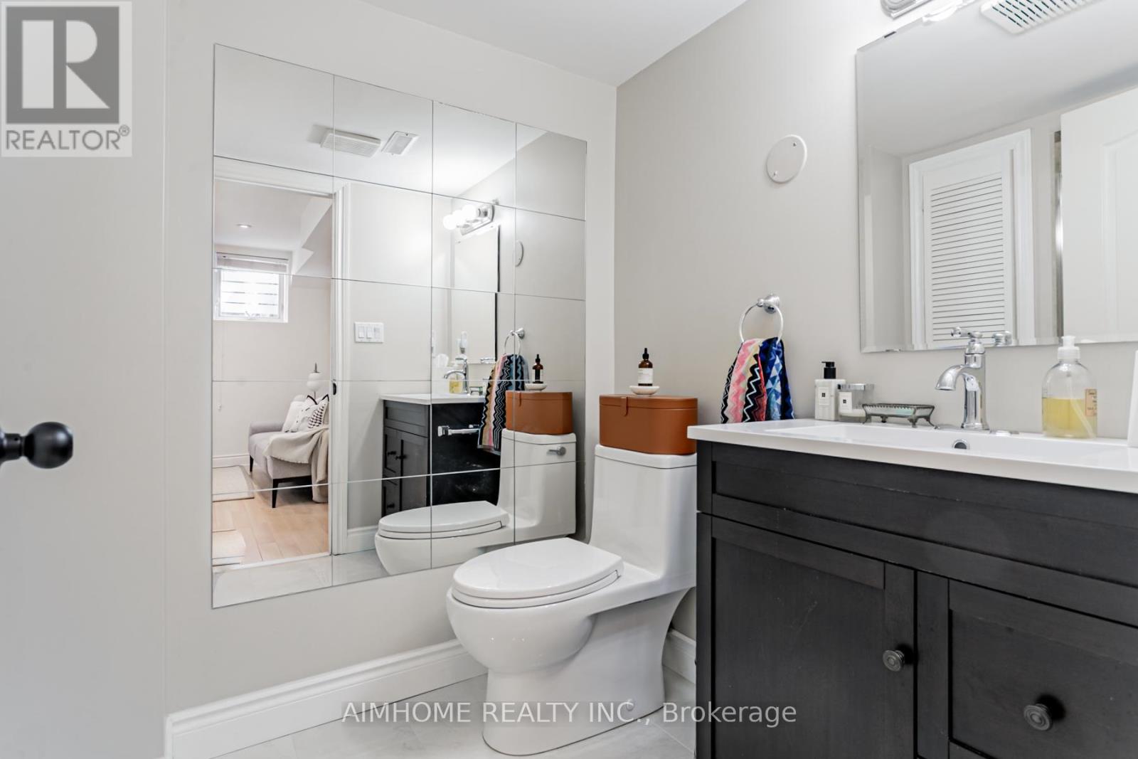 2 Brownstone Lane, Toronto, Ontario  M8X 2Z6 - Photo 32 - W12894142