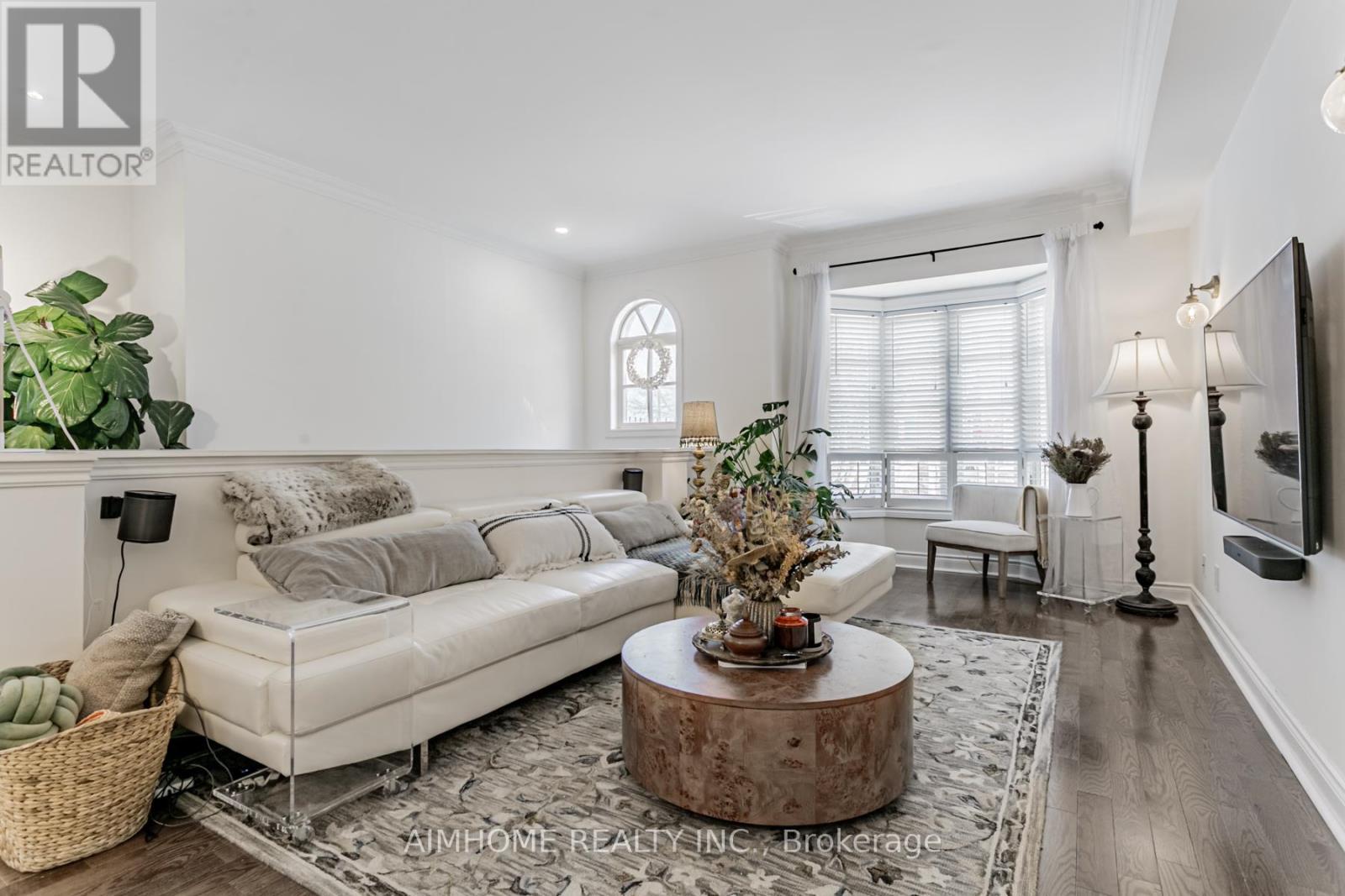 2 Brownstone Lane, Toronto, Ontario  M8X 2Z6 - Photo 4 - W12894142