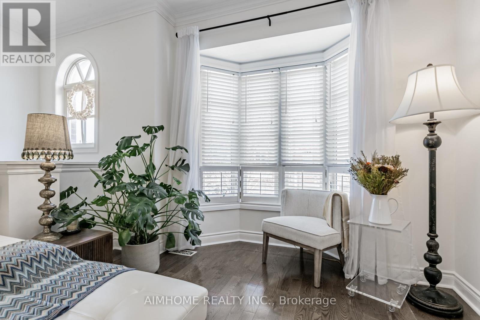 2 Brownstone Lane, Toronto, Ontario  M8X 2Z6 - Photo 5 - W12894142