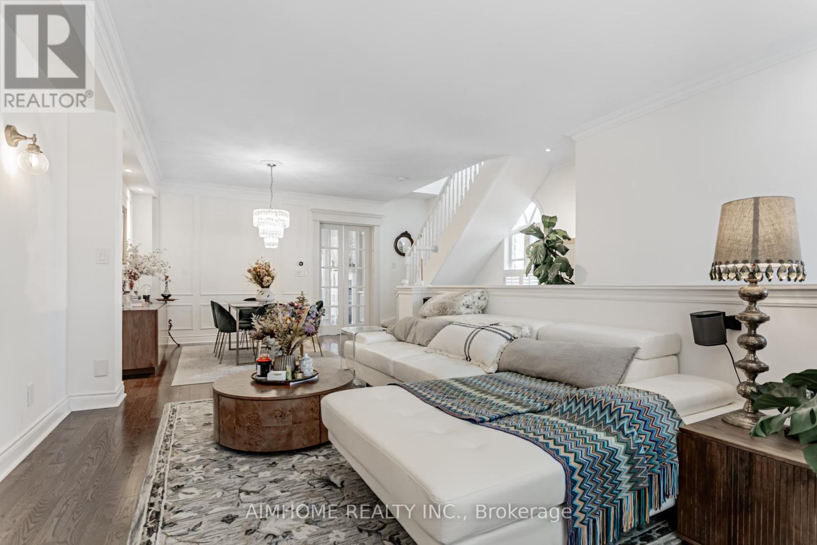 2 Brownstone Lane, Toronto, Ontario  M8X 2Z6 - Photo 6 - W12894142