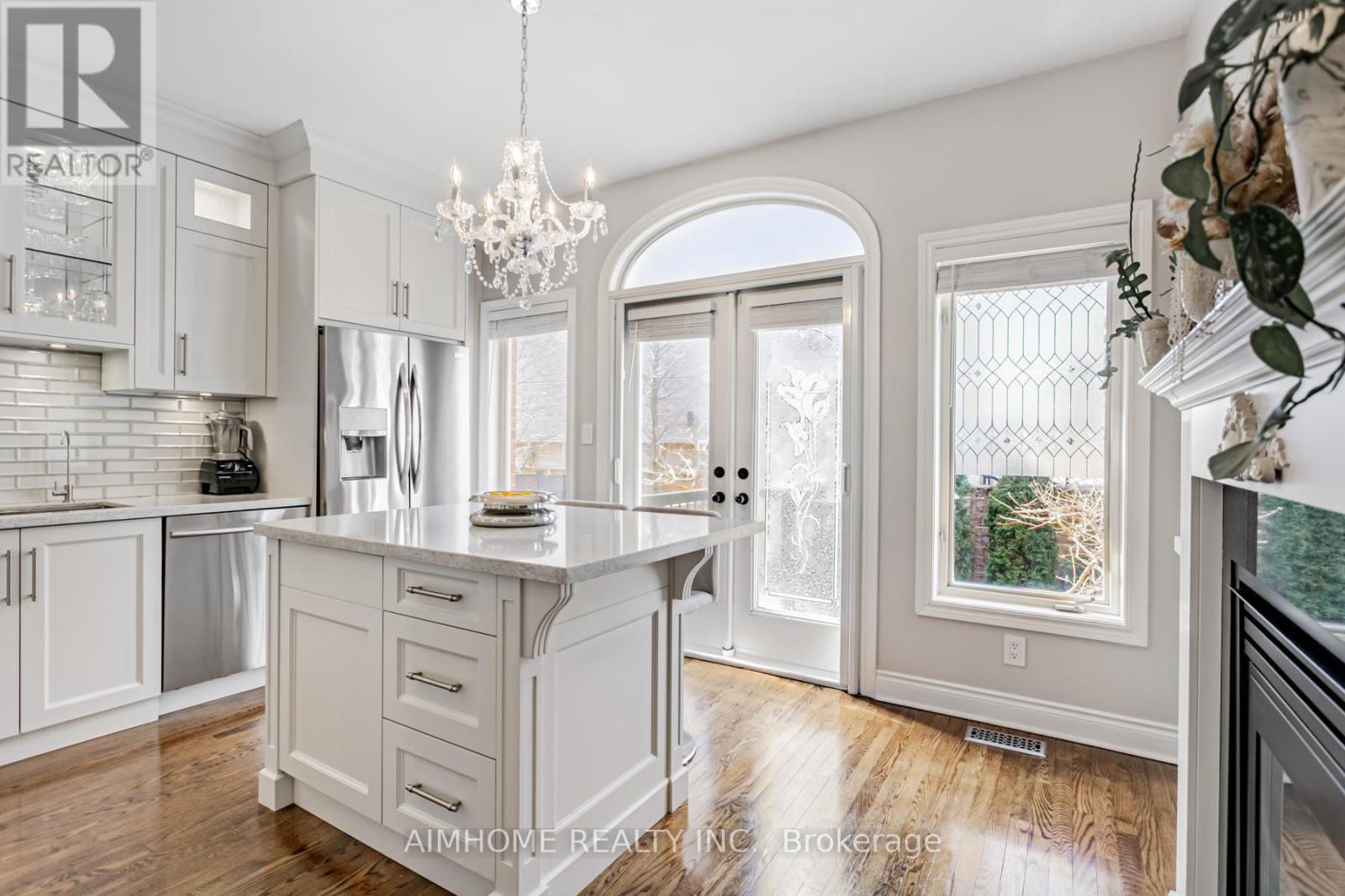 2 Brownstone Lane, Toronto, Ontario  M8X 2Z6 - Photo 9 - W12894142