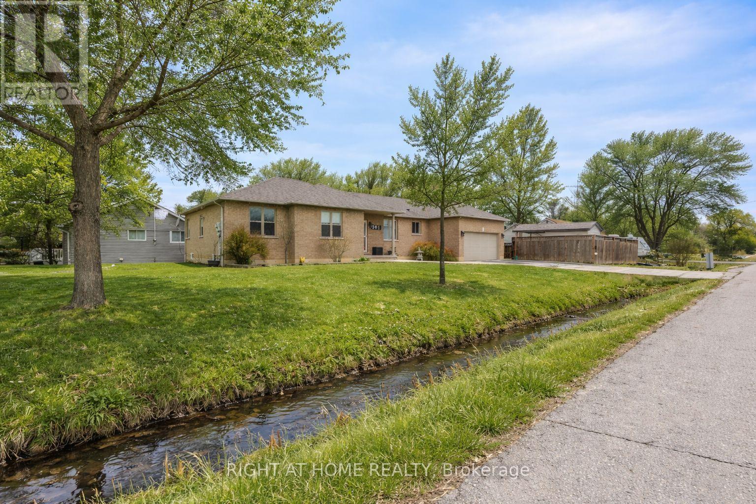 301 Mud Street E, Hamilton, Ontario  L8J 2X7 - Photo 2 - X12894184