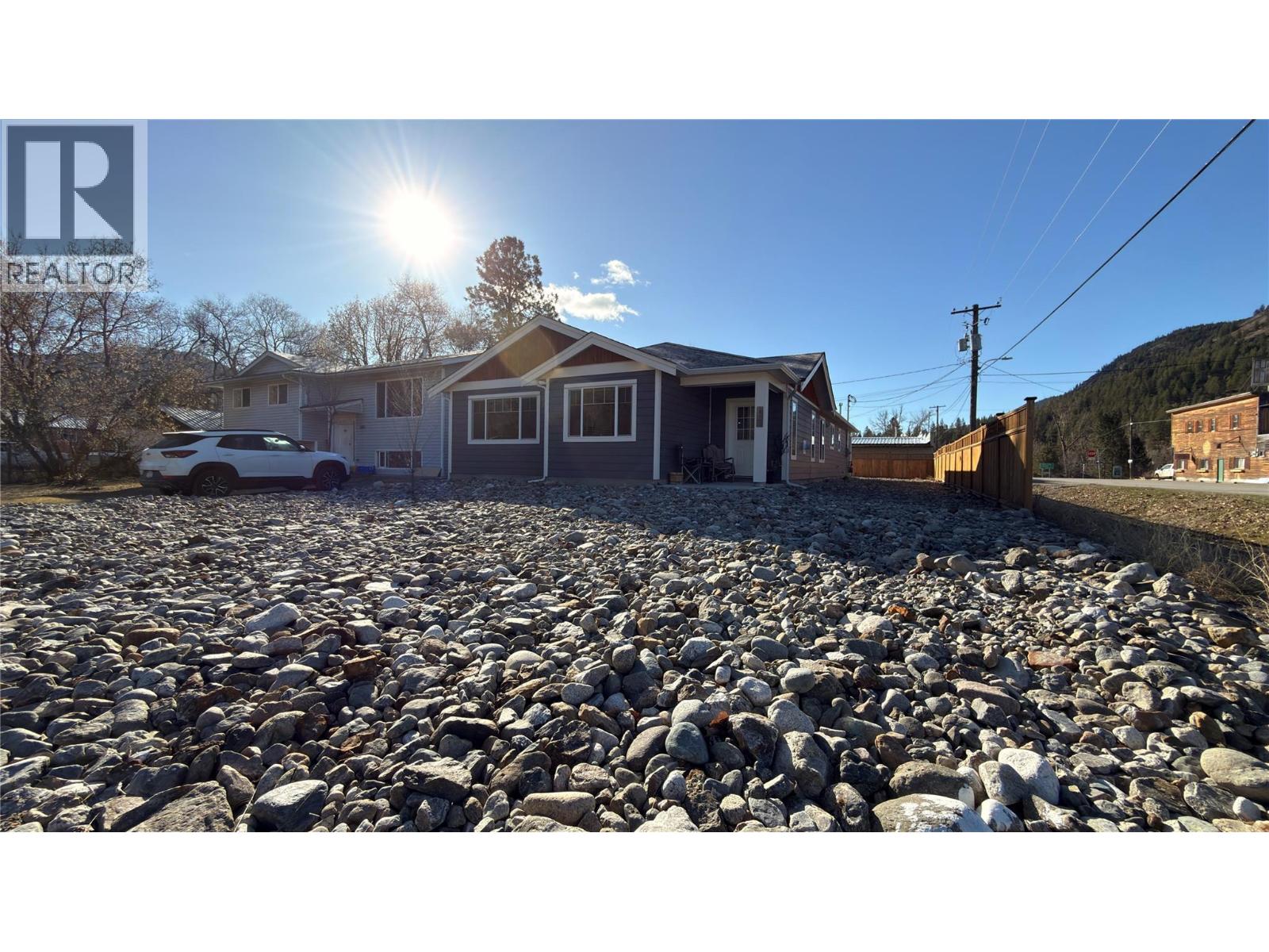 594 Sixth Avenue, Midway, British Columbia  V0H 1M0 - Photo 2 - 10378981