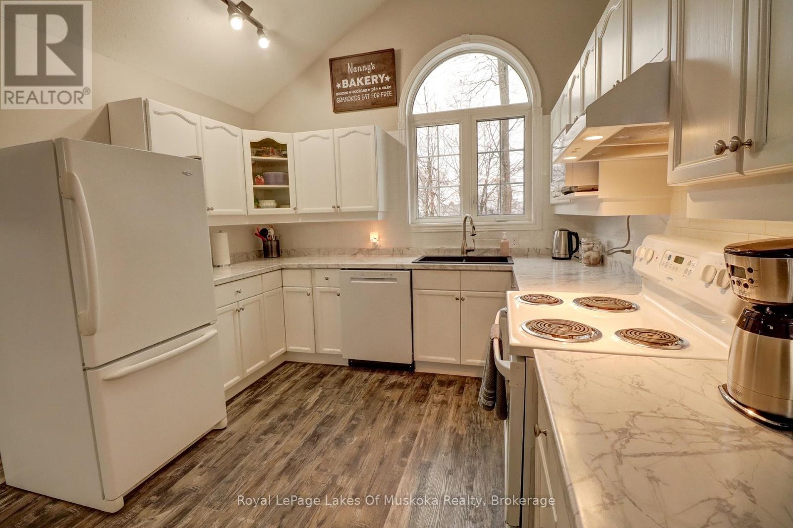 30 Shaw Crescent, Huntsville (Chaffey), Ontario  P1H 1T7 - Photo 14 - X12894260