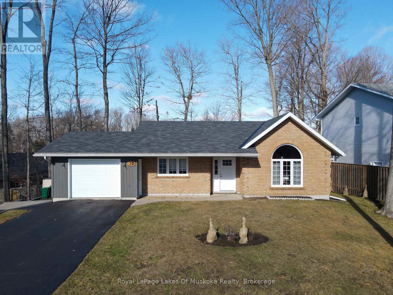 30 Shaw Crescent, Huntsville (Chaffey), Ontario  P1H 1T7 - Photo 2 - X12894260