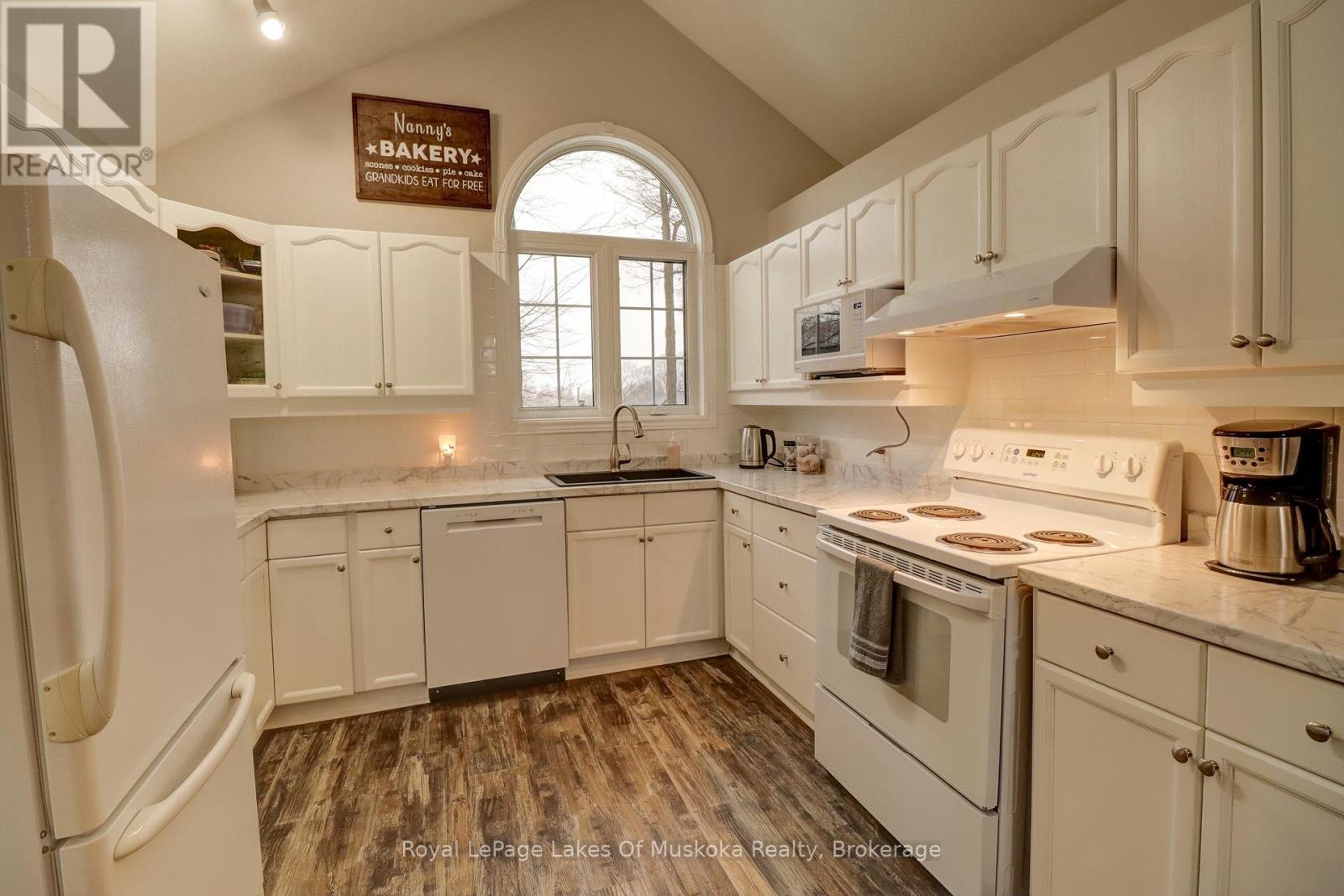 30 Shaw Crescent, Huntsville (Chaffey), Ontario  P1H 1T7 - Photo 4 - X12894260