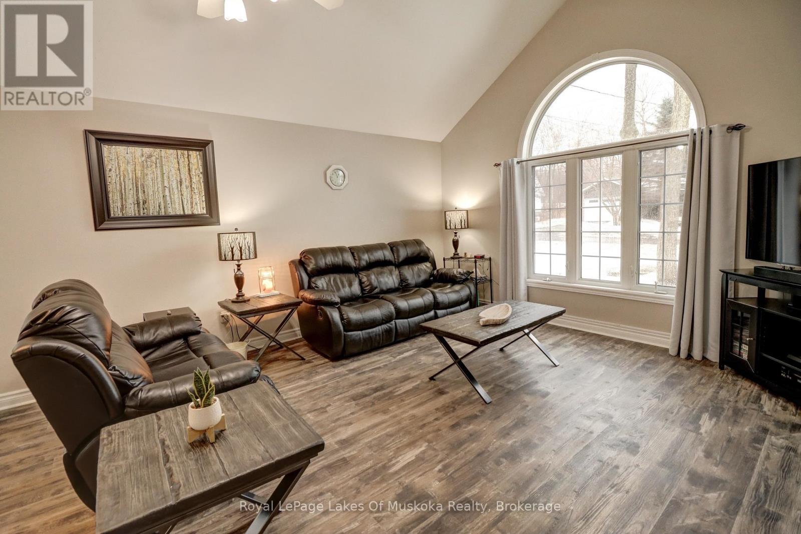 30 Shaw Crescent, Huntsville (Chaffey), Ontario  P1H 1T7 - Photo 6 - X12894260