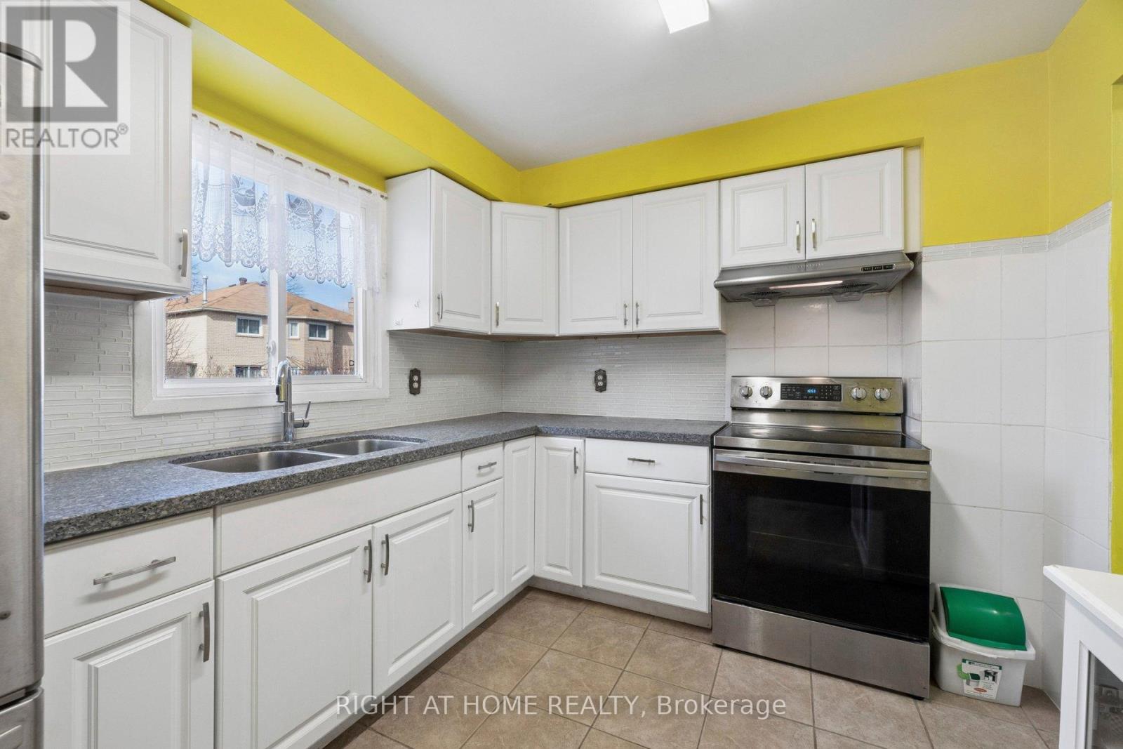 183 Ravenscroft Road, Ajax, Ontario  L1T 1Z9 - Photo 2 - E12894206