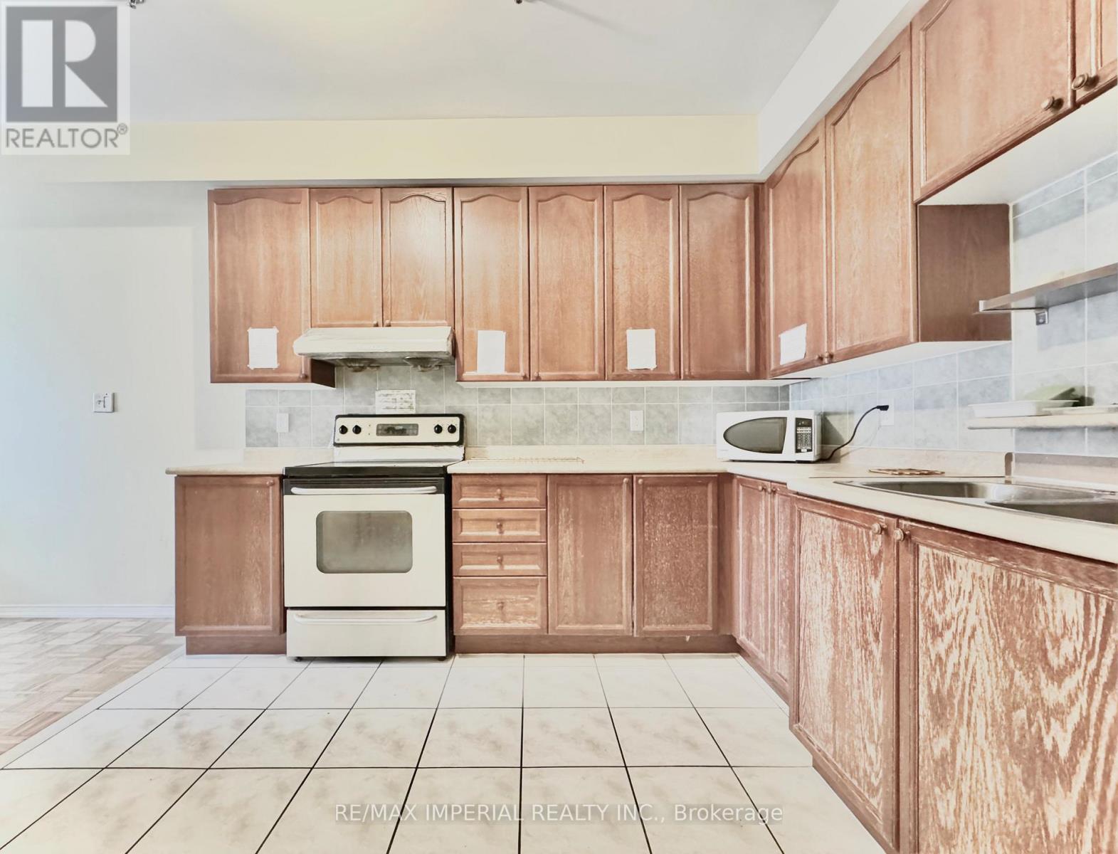 Bedroom (3rd Level) - 30 Aldwinckle Heights, Toronto, Ontario  M3J 3S6 - Photo 8 - W12894220