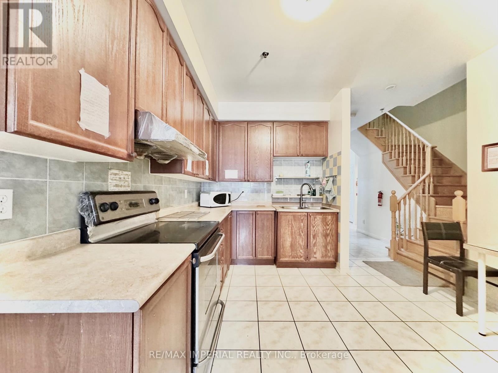 Bedroom (3rd Level) - 30 Aldwinckle Heights, Toronto, Ontario  M3J 3S6 - Photo 9 - W12894220